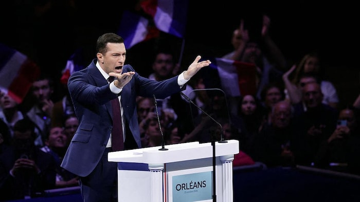 Jordan Bardella prend la parole lors d’un rassemblement.