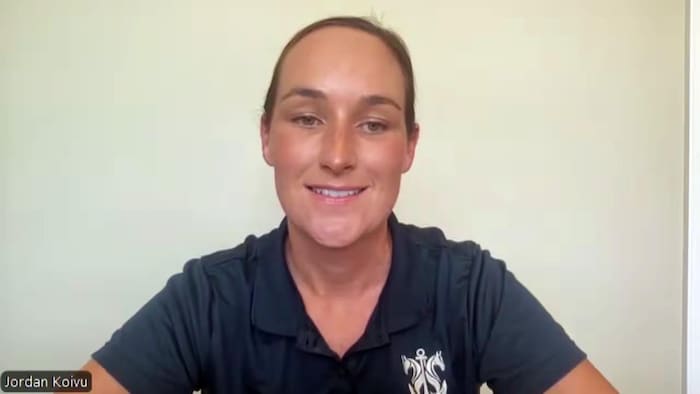 Une femme interviewée par vidéoconférence.