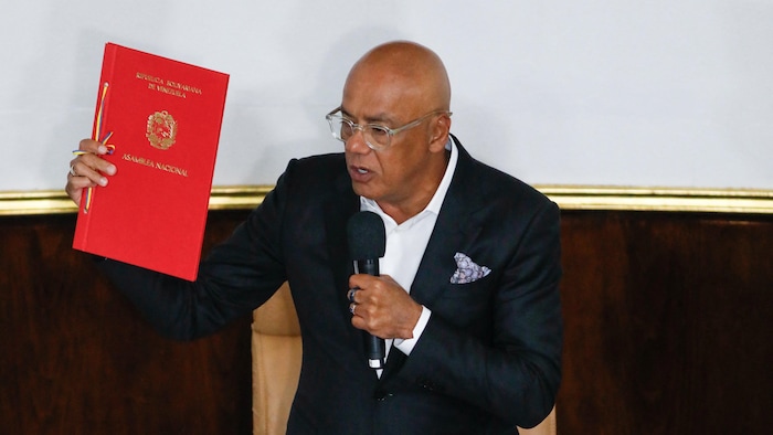 Le président de l'Assemblée nationale du Venezuela, Jorge Rodriguez, tient un document.
