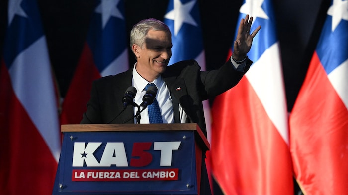 Le candidat à la présidence du Chili, José Antonio Kast, du Parti républicain, salue ses partisans lors de son dernier rassemblement électoral à Temuco, au Chili, le 11 décembre 2025. 