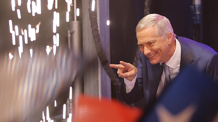 José Antonio Kast salue ses partisans.