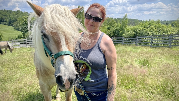 Josée Bolduc en compagnie du cheval Athos.