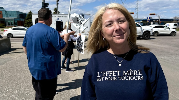 La présidente du Secteur transport scolaire de la Fédération des employées et employés de services publics (FEESP-CSN), Josée Dubé, se tient sur une ligne de piquetage.