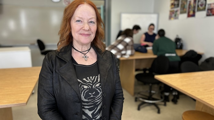 Josée Gaudreau dans une salle de classe du programme Techniques de la documentation