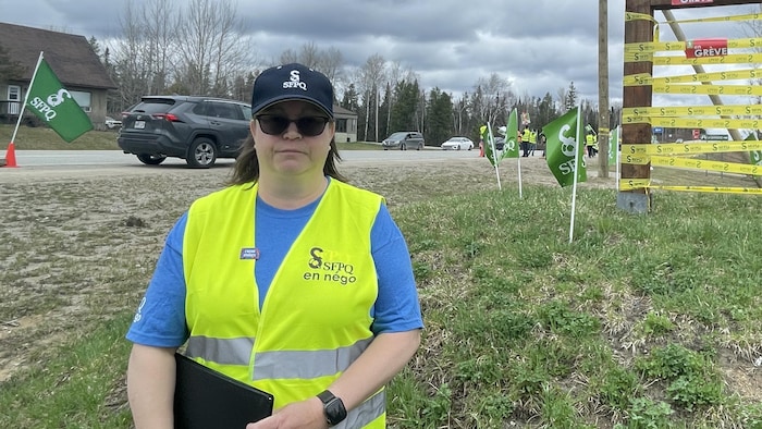 Josée Jolette près d'une manifestation des employés de la Sépaq dans la réserve faunique La Vérendrye.