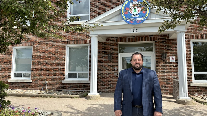 Joseph Burke devant l'hotel de ville d'Espanola. 