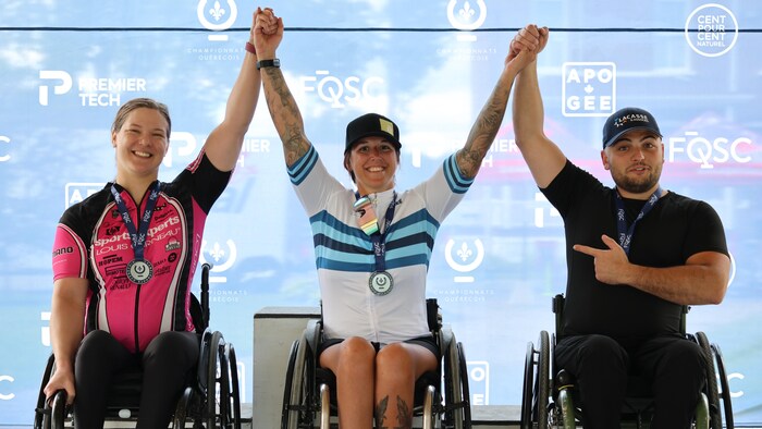 Joseph Vachon sur le podium avec deux autres cyclistes.