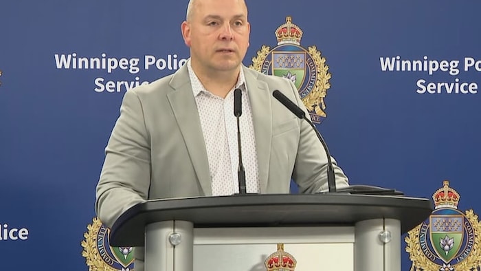 Portrait de l'inspecteur de la police de Winnipeg Josh Ewatski.