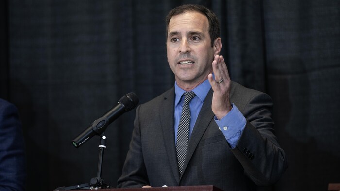 Un portrait de Josh Matlow.