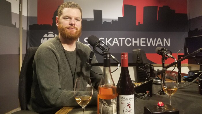 Josh Mclean est en entrevue dans le studio de Radio-Canada, dans cette photo d'archives.