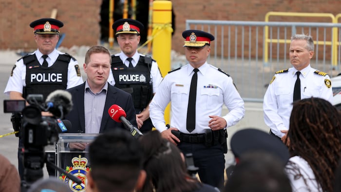 Le maire de London, Josh Morgan, parle à une conférence de presse, entouré de représentants de la police, le 12 juin 2026.