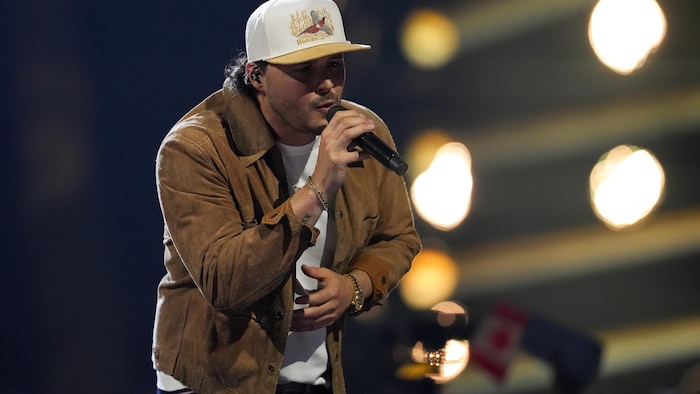 Un homme chantant dans un microphone.