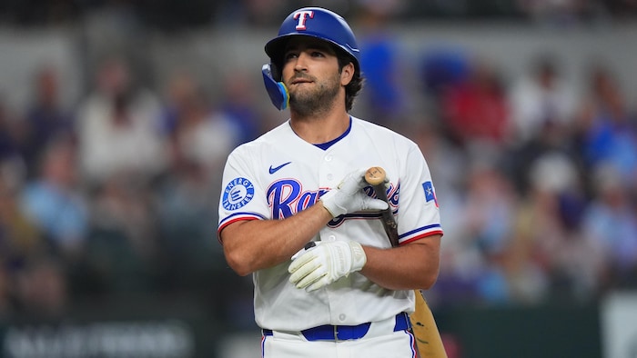 Josh Smith lors d'un match de baseball contre les Mariners de Seattle, le samedi 25 juillet 2026, à Arlington, au Texas.