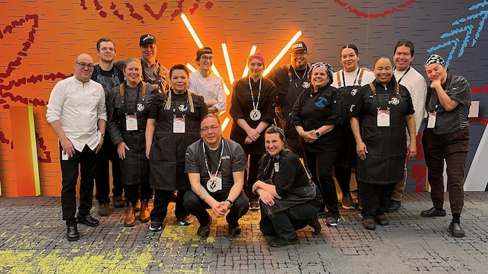 Des cuisiniers dans une photo de groupe 