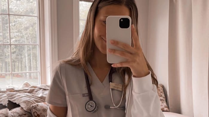 Josiane Comeau, dans son uniforme de médecine. 