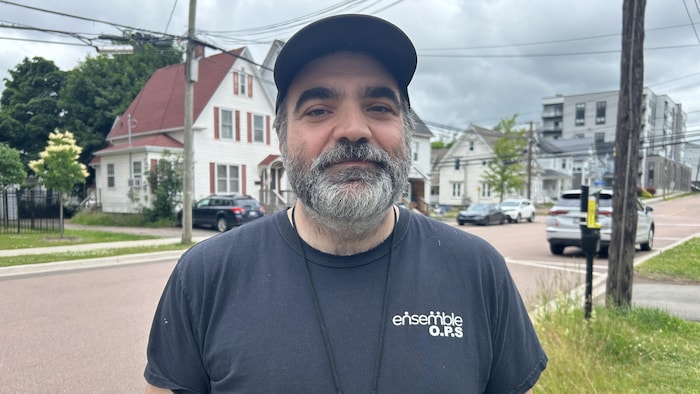 Un homme dans une rue de Moncton. 