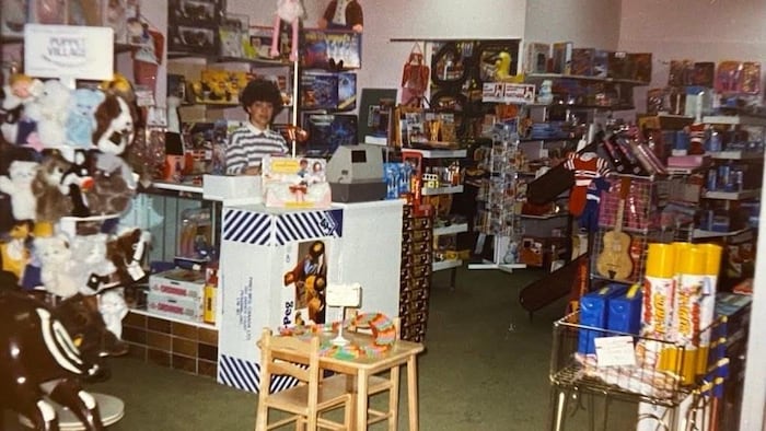 Une photo d'un magasin de jouets des années 80.