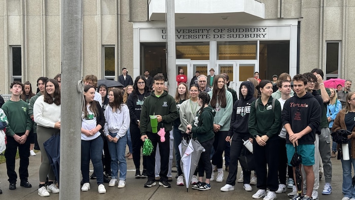 Des jeunes devant l'immeuble du bâtiment de l'Université de Sudbury.