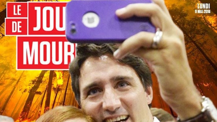 L'image montre le premier ministre Justin Trudeau qui semble prendre un égoportrait devant un feu de forêt.