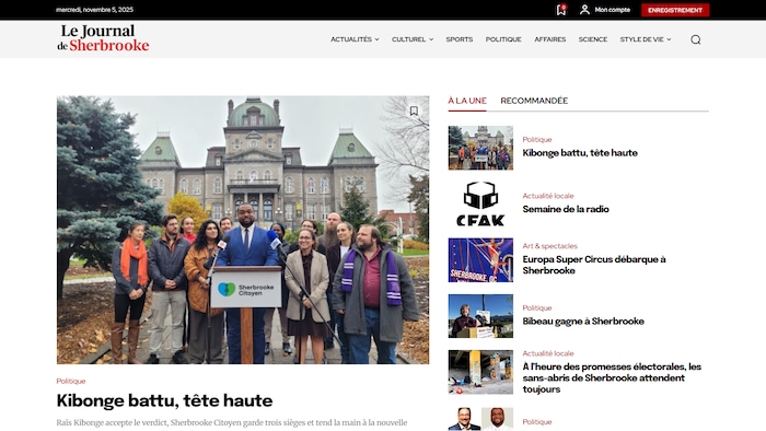 Capture d’écran de la leafage   d’accueil du tract  Le Journal de Sherbrooke. L’article principal, sous la rubrique politique, est intitulé « Kibonge battu, tête haute » et montre un homme s’exprimant sur une estrade devant l’hôtel de ville de Sherbrooke, entouré de plusieurs personnes.