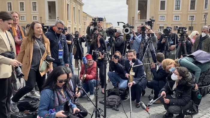 Des journalistes qui attendent.