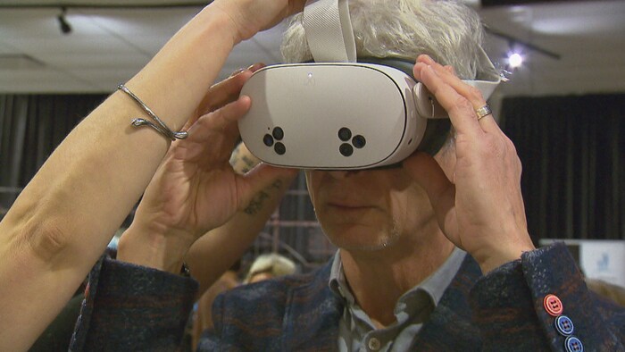 Un homme avec un casque de réalité virtuelle.