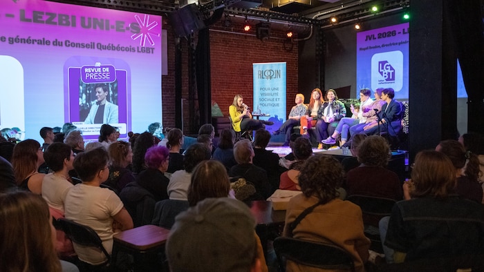 Des personnes sur scène lors d'un panel. 