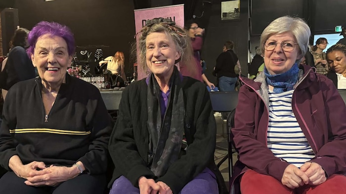 Trois femmes assises.