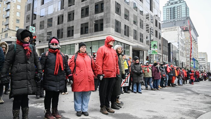Des gens forment une chaîne humaine devant le consulat des États-Unis à Montréal.