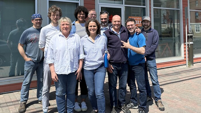 Des gens, dehors, en bleu.