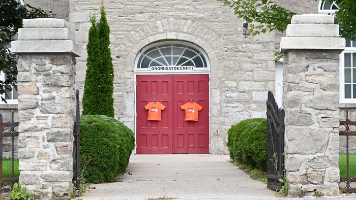 مدخل كنيسة سان فرانسيس كزافييه وقد علقت على الباب القمصان البرتقالية التي كتب عليها: ’’كل طفل مهم‘‘.
