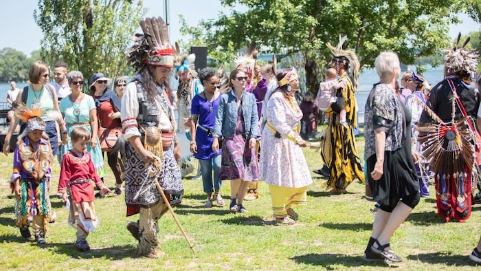 لقطة من احتفال في مونتريال بمناسبة اليوم الوطني للسكان الأصليين.