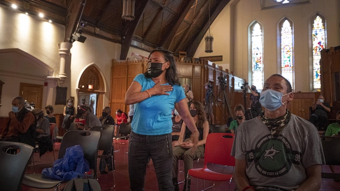 Une femme danse dans l'église.