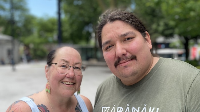 Judie Acquin et Quinn Bonnell côte à côte dans un parc.