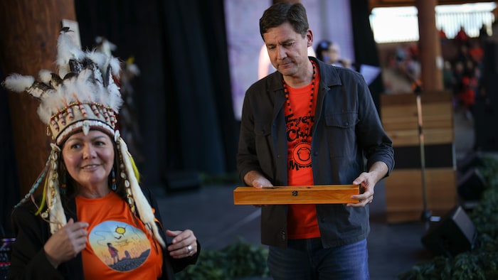 David Eby aux côtés de la cheffe Rosanne Casimir.