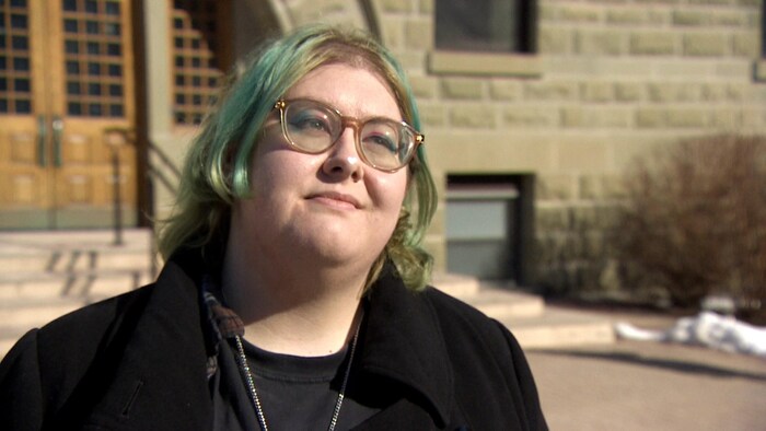 Indie devant l'Université de Winnipeg en mars.