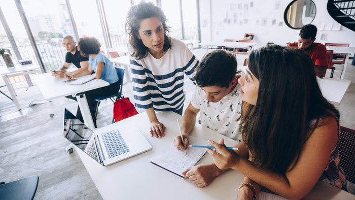 Sur la base de son expérience personnelle et des témoignages des jeunes interrogés dans le cadre de la recherche, Verónica Escobar Olivo conclut que les enseignants issus de minorités culturelles ou ethniques peuvent faciliter les trajectoires scolaires des élèves appartenant á ces mèmes minorités.