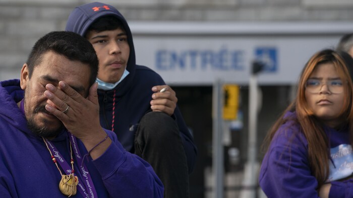 Carol Dubé, viudo de Joyce Echaquan, enjuga sus lágrimas cerca del hospital de Joliette durante la conmemoración del primer aniversario de la muerte de la madre de siete hijos.