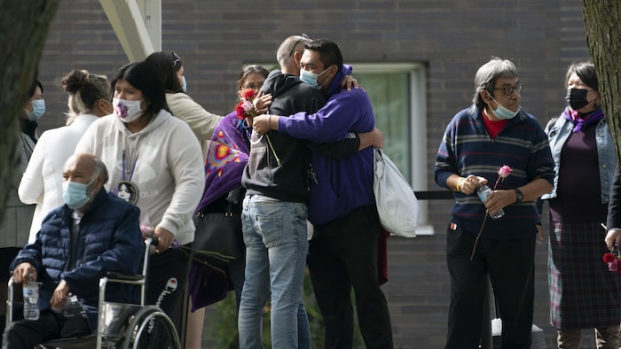 Le conjoint de Joyce Echaquan, Carol Dubé, et des membres de sa famille, à la sortie d'une cérémonie.