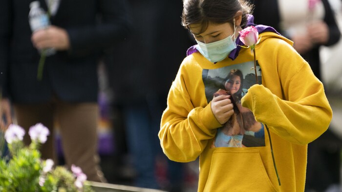 Une jeune fille se recueille.