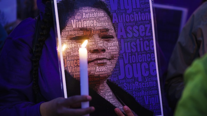 Una mujer sostiene una foto de Joyce Echaquan.