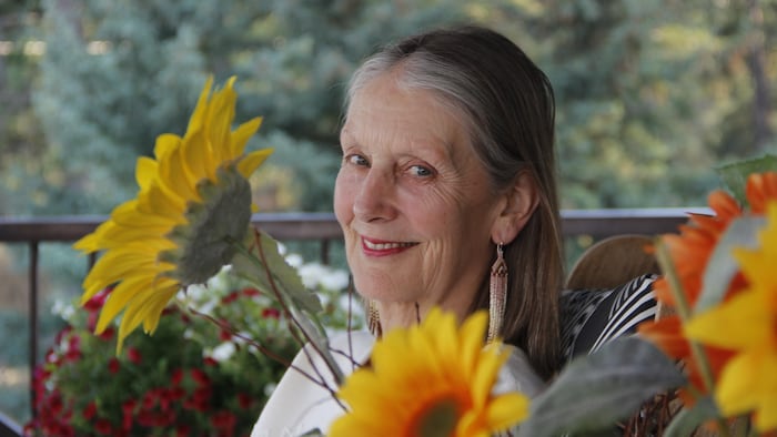 Joyce Green qui sourit à la caméra.
