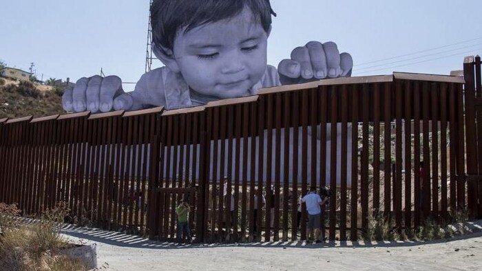 En 2017, l'artiste français JR a installé le portrait géant d'un enfant regardant par-dessus la frontière.