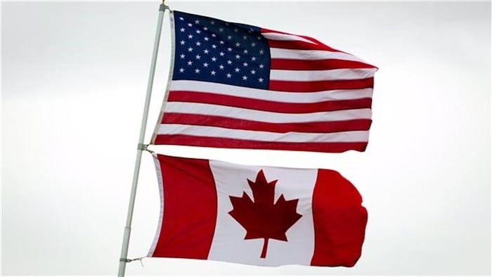 Deux drapeaux du Canada et des États-Unis.