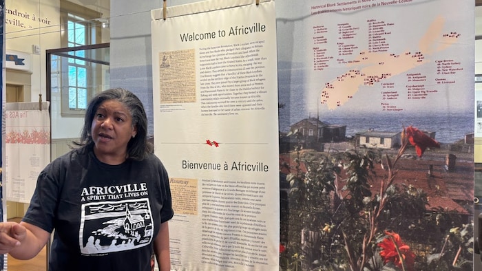 La directrice dans le musée. 