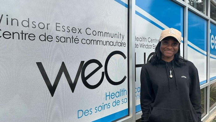 Juchelle West avec une casquette sourit à la caméra