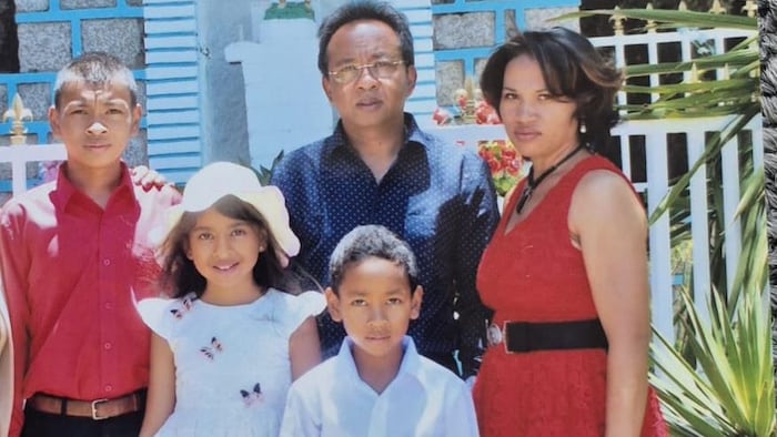 Une photo de famille avec 5 personnes