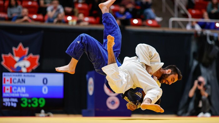 Deux judokas s'empoignent dans les airs.