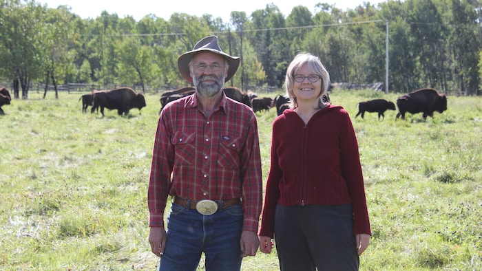 Les deux fondateurs de l'entreprise Trails End Buffalo Stix, Judy Wilkinson et son mari.