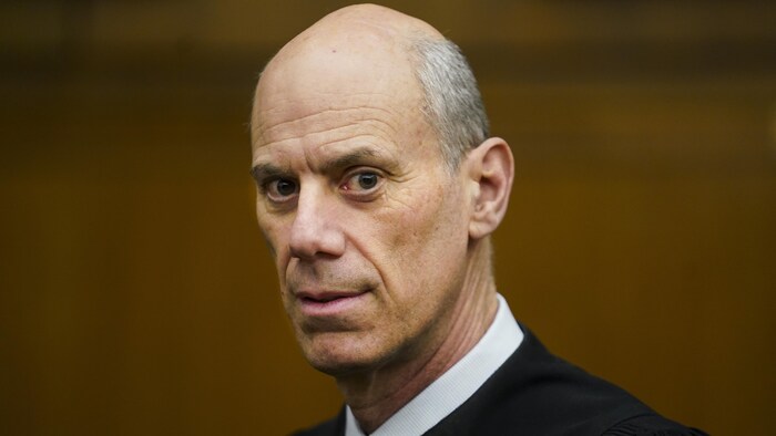 Le juge James Boasberg regarde la caméra. 